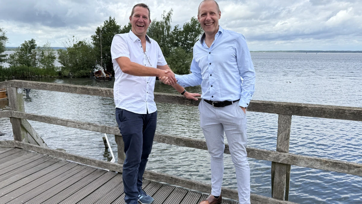 Petric Seipel (CEO SUNKON) en Rogier van Kaam (CEO Sunbeam) beklinken samenwerking aan het Steinhuder Meer