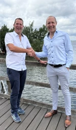 Petric Seipel (CEO SUNKON) en Rogier van Kaam (CEO Sunbeam) beklinken samenwerking aan het Steinhuder Meer