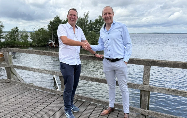 Petric Seipel (CEO SUNKON) en Rogier van Kaam (CEO Sunbeam) beklinken samenwerking aan het Steinhuder Meer