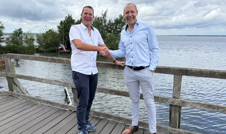 Petric Seipel (CEO SUNKON) en Rogier van Kaam (CEO Sunbeam) beklinken samenwerking aan het Steinhuder Meer